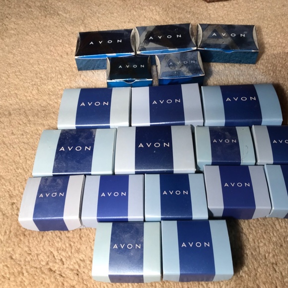 Lot of 38 Avon necklaces.  All in original box. - Picture 3 of 10